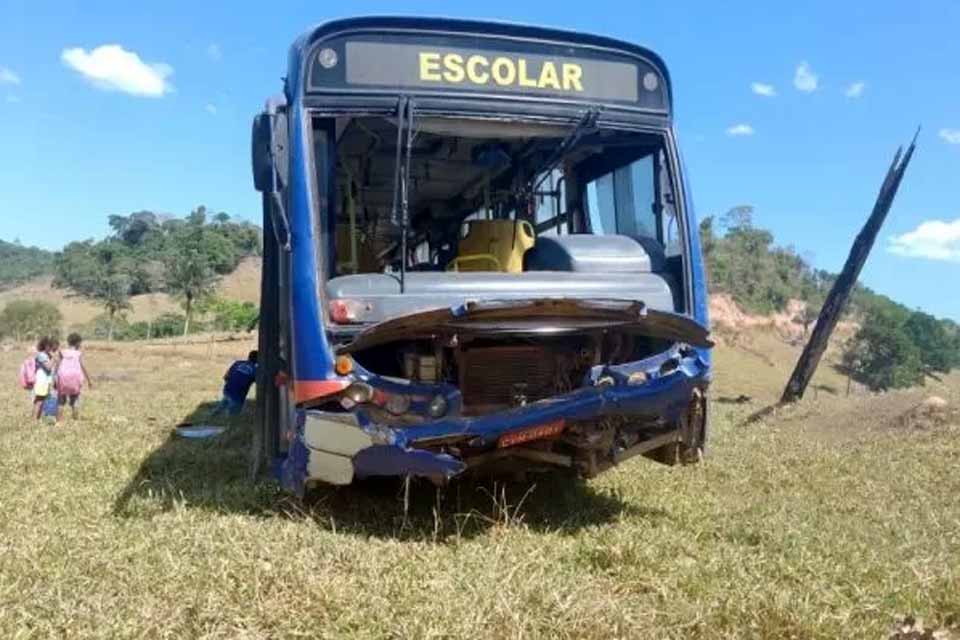 Ônibus escolar perde freio e desce ribanceira com alunos na área rural 