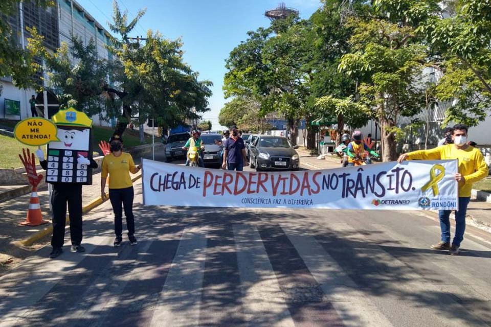 Campanha realizada pelo Detran alerta condutores sobre o risco do uso de celular ao volante