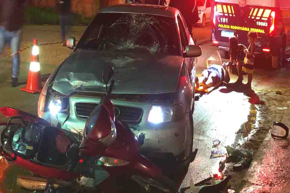 Duas mulheres em uma moto fica gravemente feridas em acidente