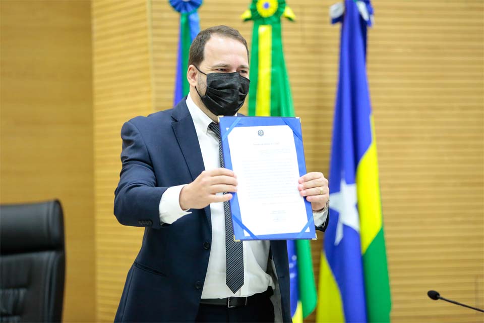 Alex Redano é empossado presidente da Assembleia Legislativa junto com nova mesa diretora