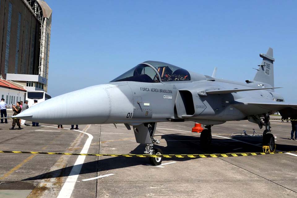 Lula participa de inauguração de linha de produção de caças Gripen