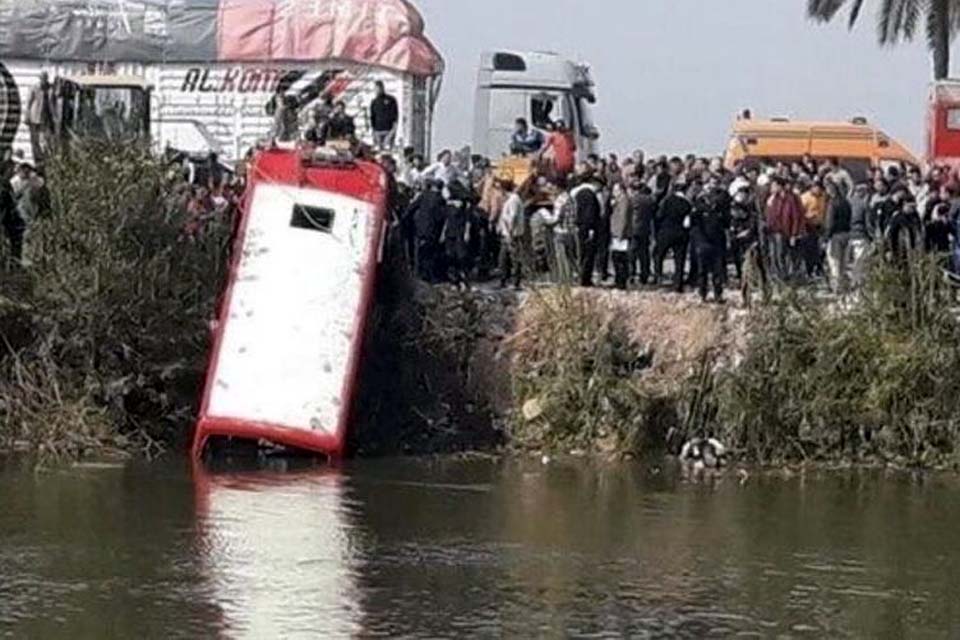 Quase vinte pessoas morrem após ônibus cair em canal em cidade no norte do Egito 