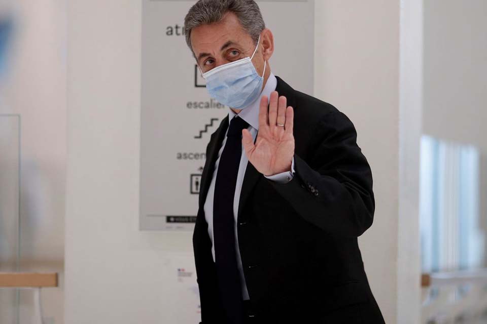 Sarkozy diz estar disposto a processar França para provar inocência