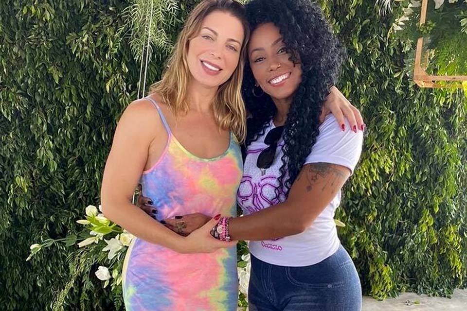 Encontro de musas! Sheila Mello e Rosiane Pinheiro posam juntinhas nas redes sociais