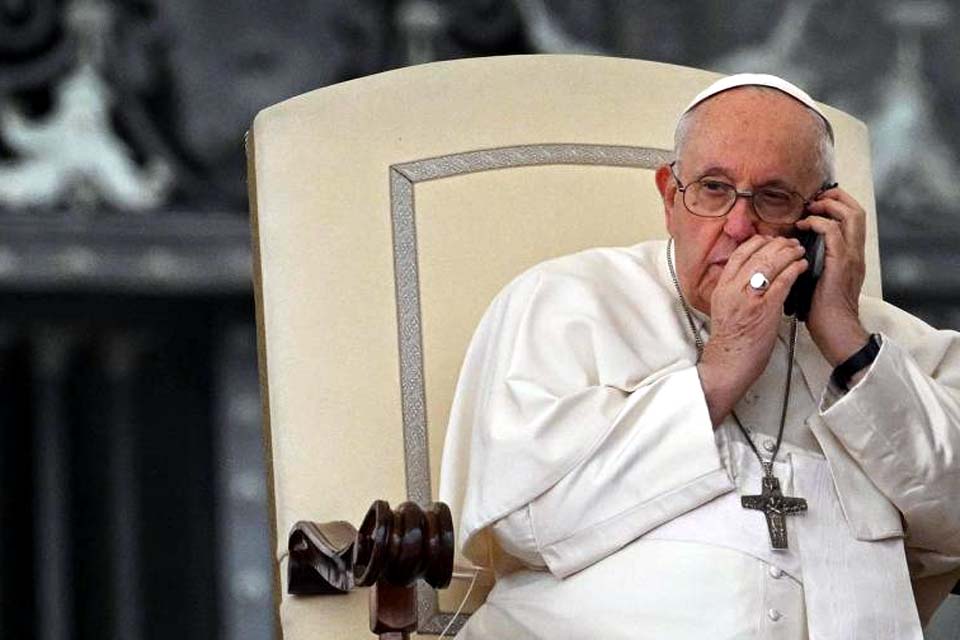 Papa Francisco interrompe cerimônia para atender o telefone