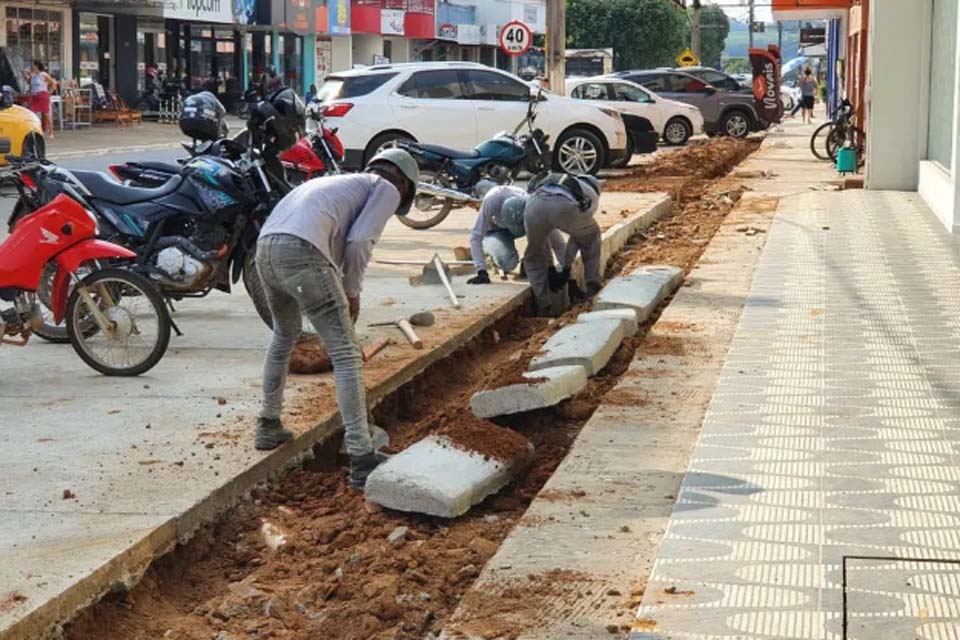 Obras de padronização de calçadas na Avenida Padre Adolpho Rohl chegam à reta final