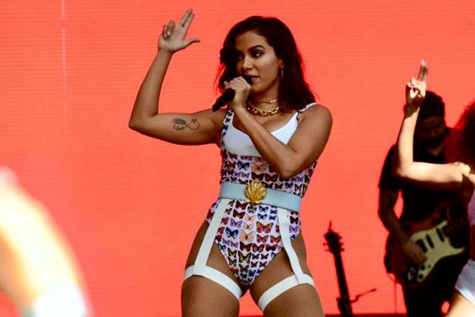 Maiô grifado de R$ 2 mil e bota jeans: o look de Anitta na Virada Cultural em SP