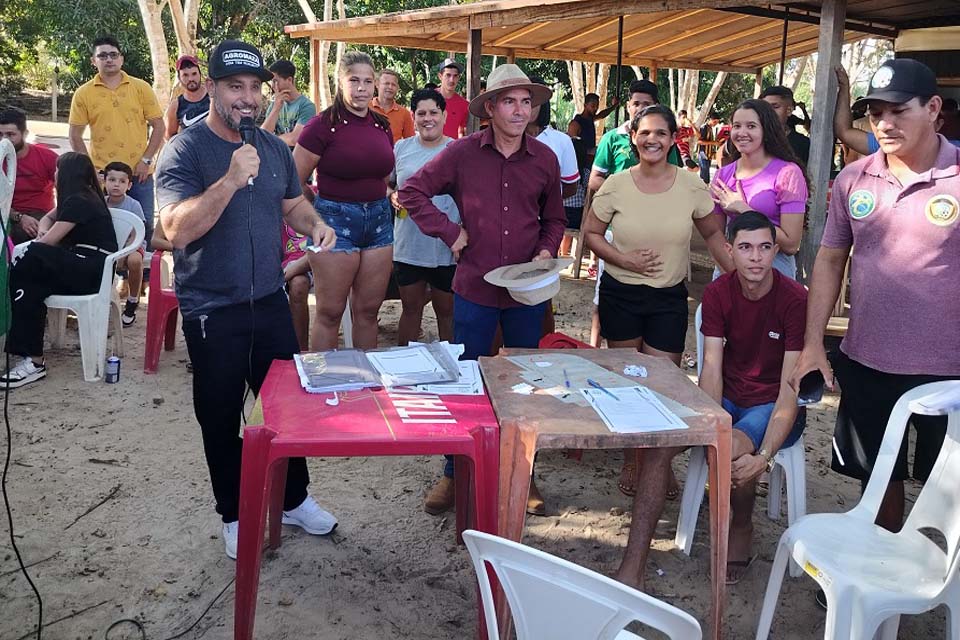 Deputado Jean Oliveira incentiva Futebol Society em Ji-Paraná com entrega de Kits Esportivos