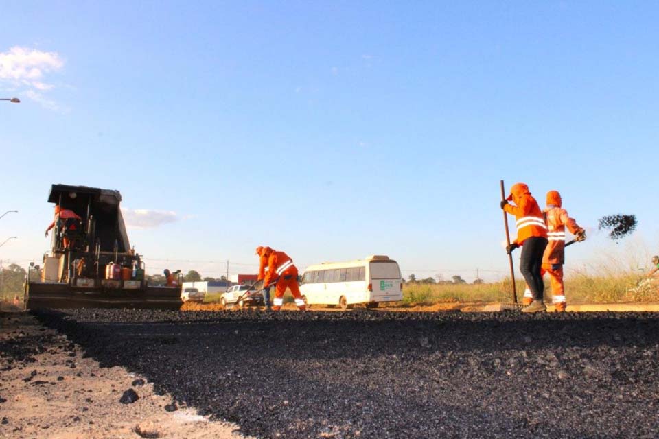 Trecho final da Avenida Tancredo Neves começa a receber pavimentação asfáltica