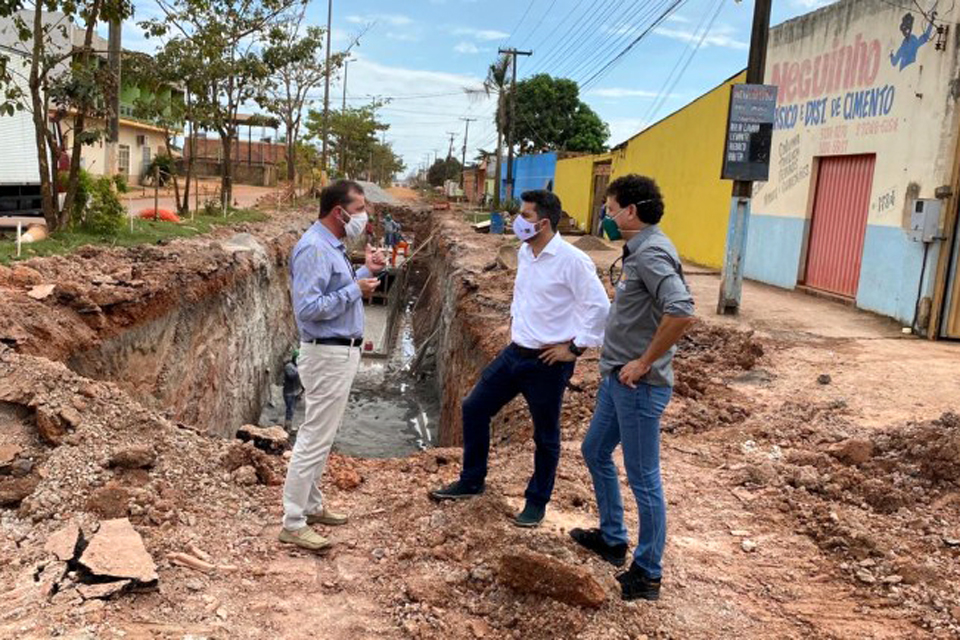 Prefeito Hildon Chaves e o senador, Marcos Rogério vistoriam obras e anunciam novos investimentos