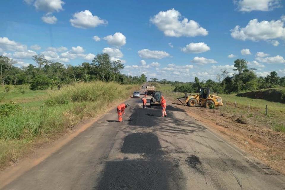 Obras em 54 quilômetros da RO 473, no trecho do município a Urupá e Teixeirópolis são executadas