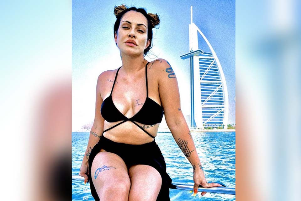 De biquíni, Cleo sensualiza durante passeio de barco em Dubai