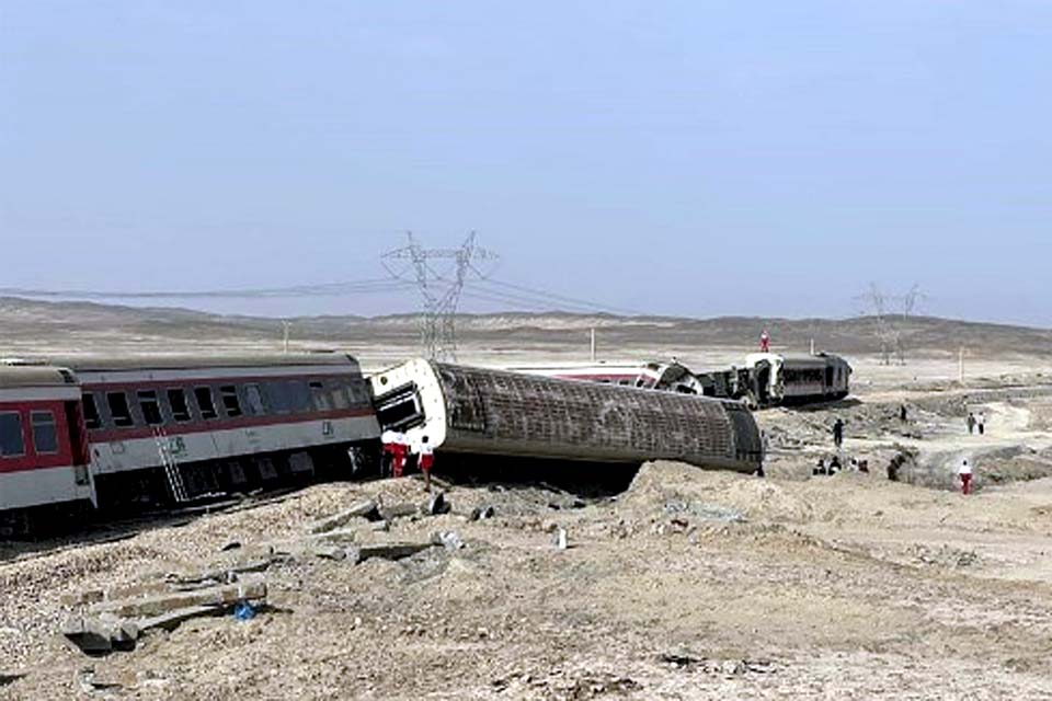 Trem bate em escavadeira, descarrila e mata 18 pessoas no Irã