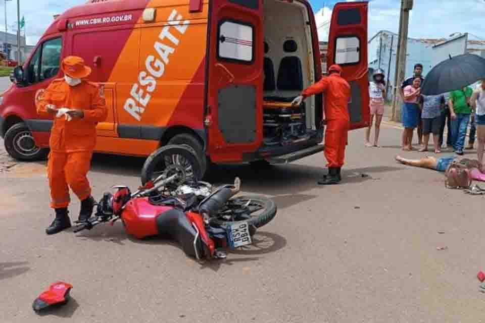  Mulher fica gravemente ferida ao colidir sua motocicleta em carro