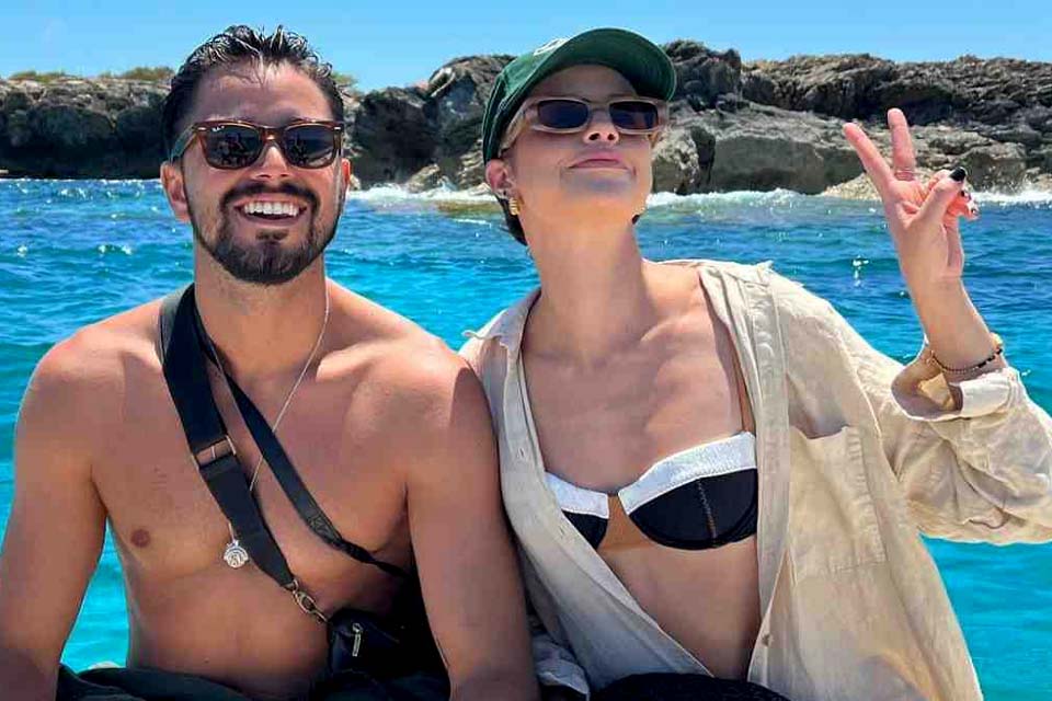 Rodrigo Simas nada pelado com Agatha Moreira na Espanha: 'Banho de lua com amor'