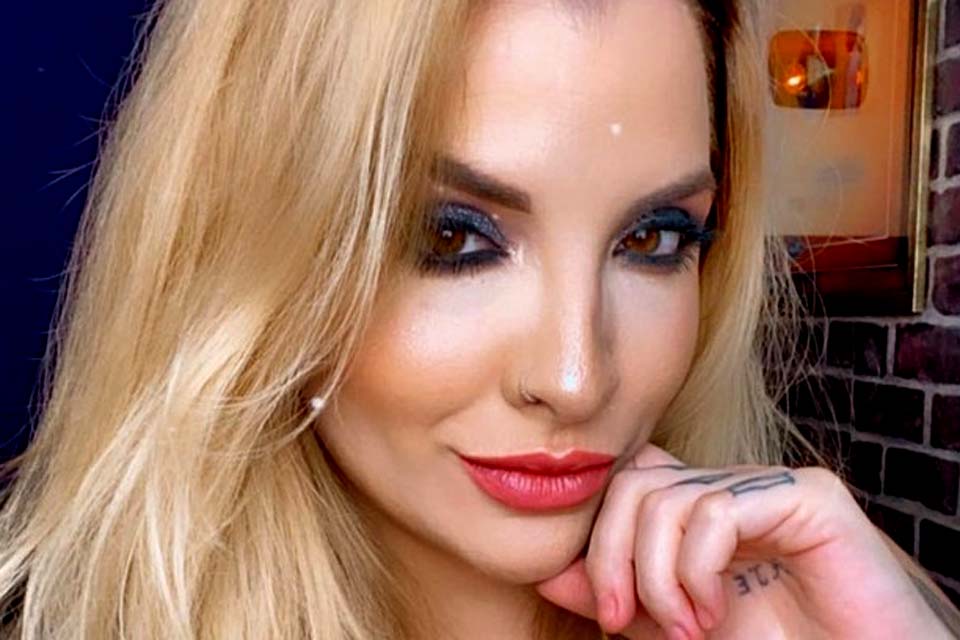 Ex-BBB Clara Aguilar revela que ela e marido têm namorada para mimar