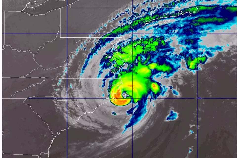 Furacão Dorian toca solo americano e segue rumo ao norte