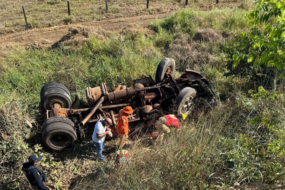 Motorista morre após capotar caminhão na BR 421 em Monte Negro