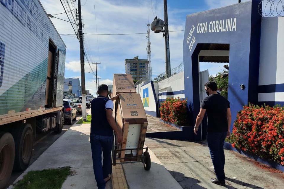 Governo entrega centrais de ar condicionado para escolas estaduais no município