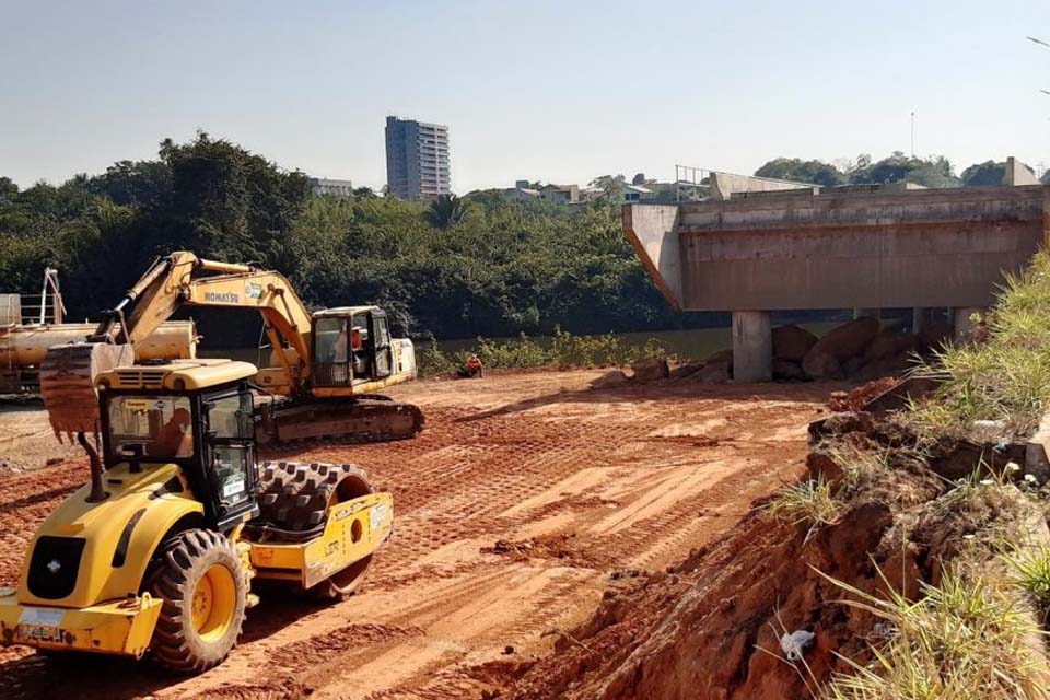 Departamento Estadual de Estradas de Rodagem trabalha para entregar a ponte sobre o rio Urupá