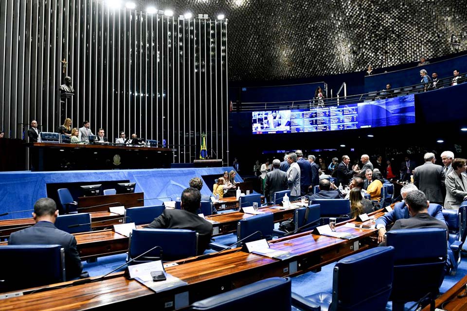 Senado aprova MP que aumenta salário mínimo e amplia isenção do IR