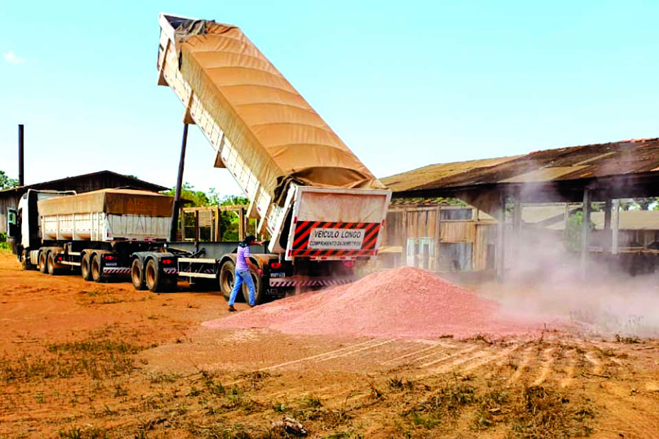 Produtores rurais são beneficiados com a entrega de mais de mil toneladas de calcário