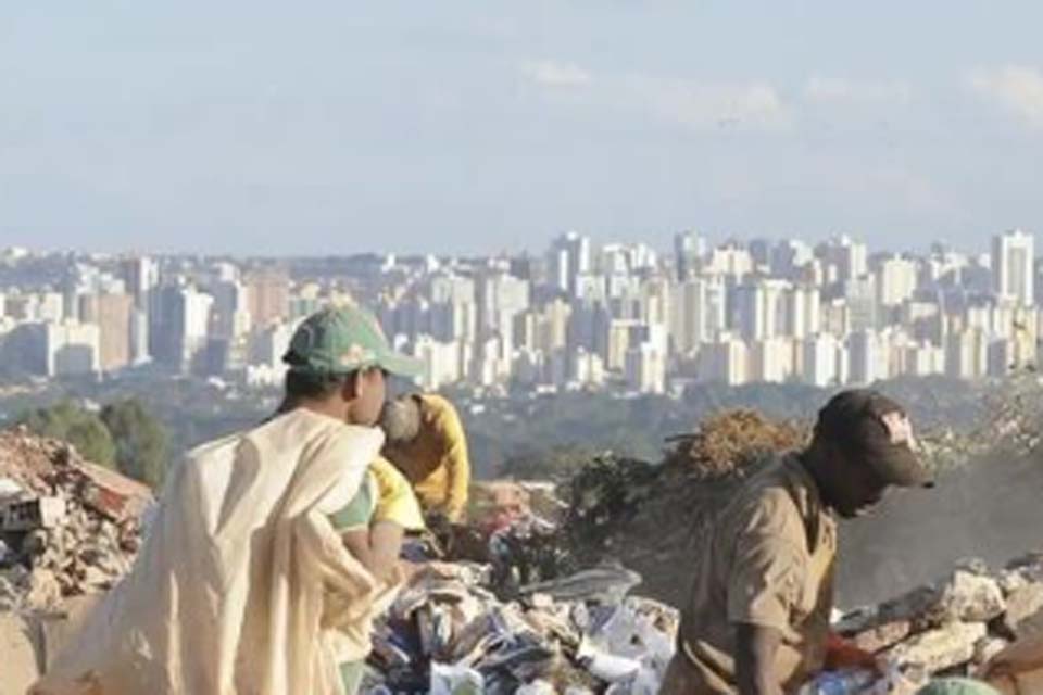 Mesmo com determinação legal para extinção, mais de 3 mil lixões seguem abertos no Brasil, aponta Abrema