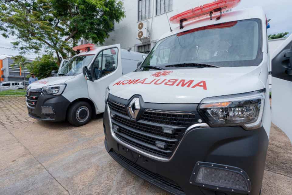 Prefeitura de Porto Velho entrega duas ambulâncias e uma ambulancha para a saúde pública do município