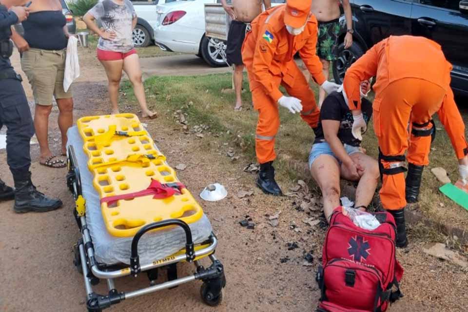 Mulher fica gravemente ferida em colisão entre moto e carro 