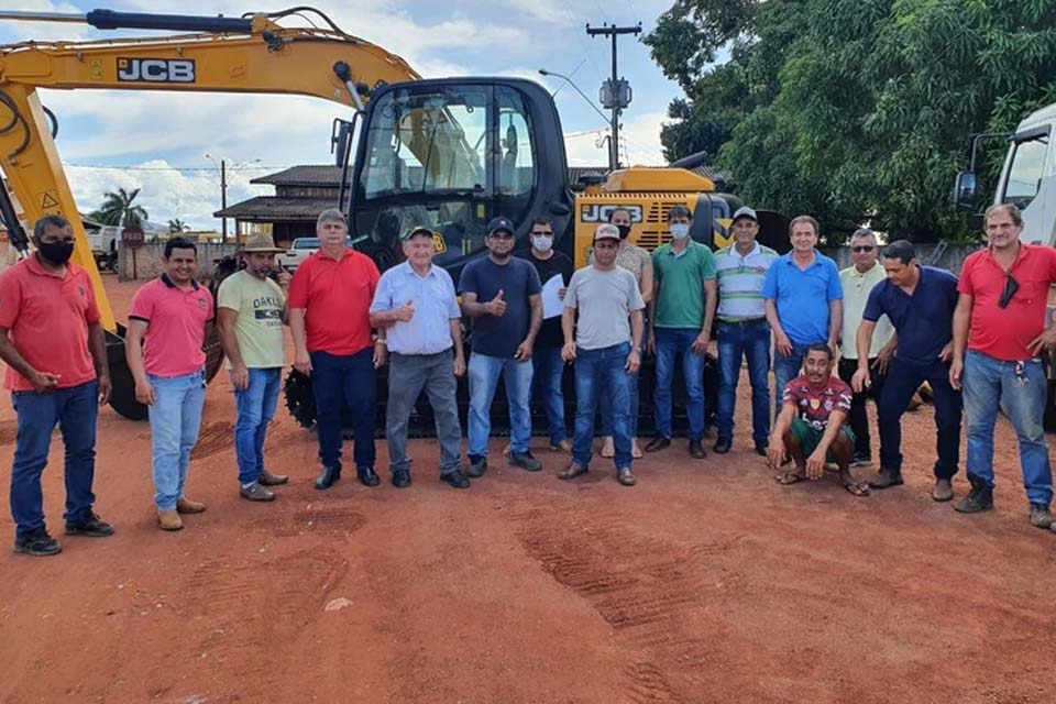 Prefeitura adquire máquina pá carregadeira adquirida com Recurso próprio do município