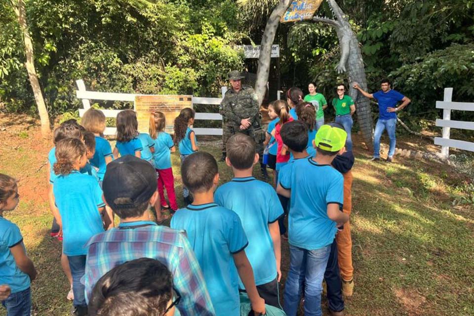 Alunos participam de atividades ambientais em Trilha Ecológica Educativa