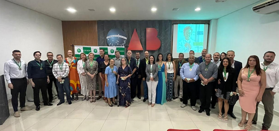 Entrega de comendas reúne médicos da regional de Ariquemes