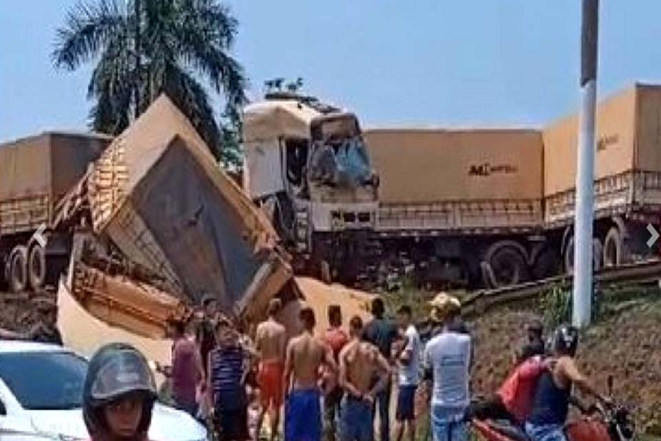 Carretas batem de frente  na BR 364 em Cacoal