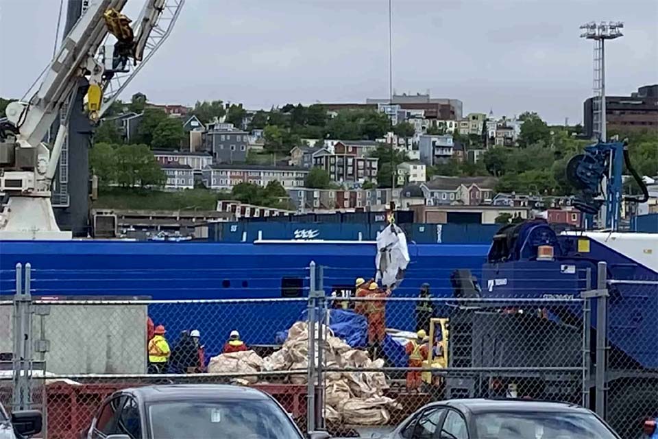 Destroços do submarino Titan chegam ao Canadá para investigação