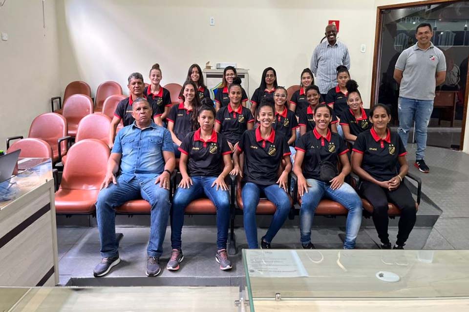 Elenco feminino do Real Ariquemes realiza visita à Federação de Futebol do Estado de Rondônia