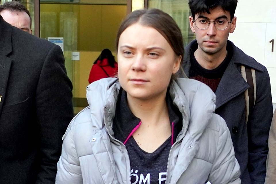 Greta Thunberg é absolvida em julgamento por protesto em Londres