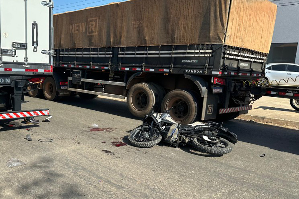 Motociclista fica ferido após colisão com Caminhão em Jaru