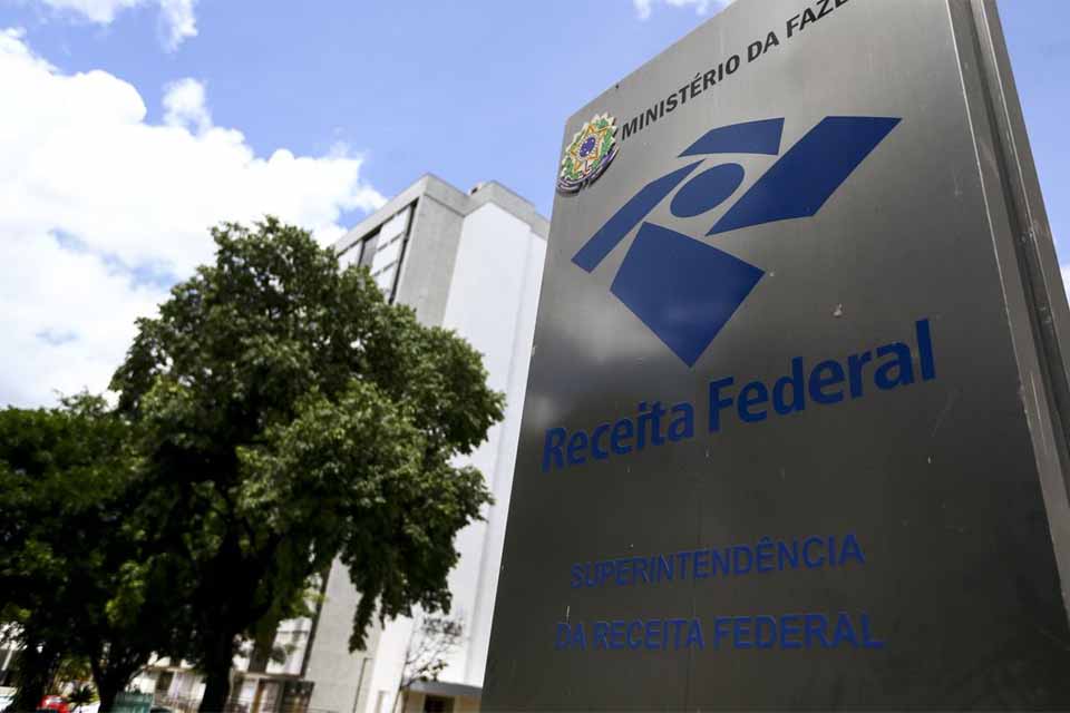 Receita paga hoje restituições de lote residual do IRPF de novembro