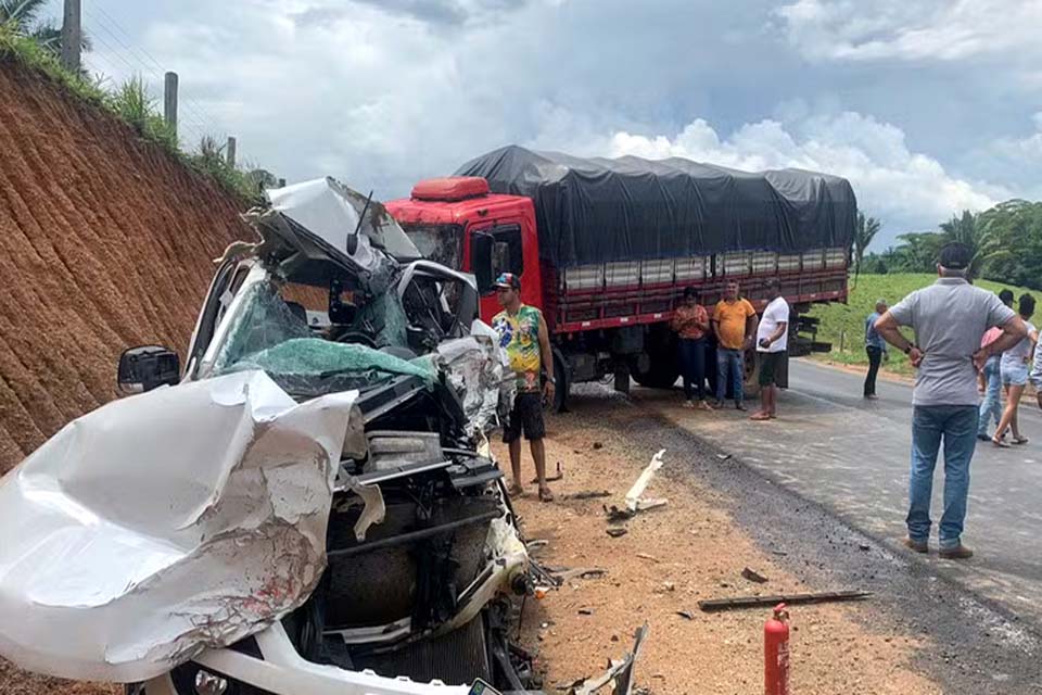 Mãe e filho morrem colisão frontal entre caminhonete e caminhão na RO-460