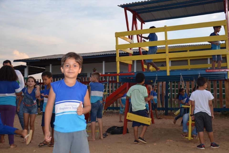 Prefeitura entrega parquinho de recreação na Escola Magdalena Tagliaferro