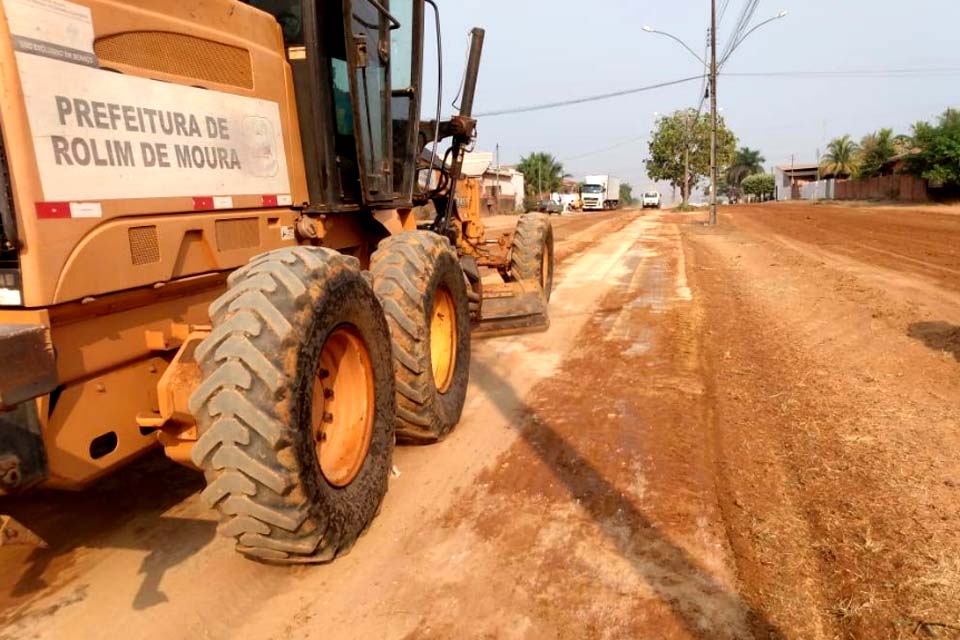 Secretaria de Obras realiza limpeza nas ruas do Bairro Centenário