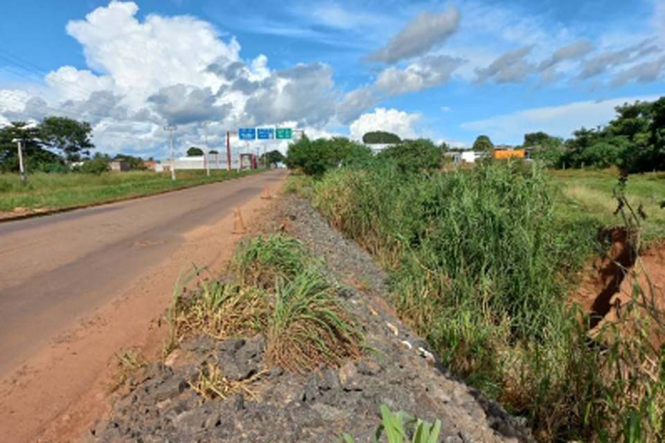 Cratera ameaça “engolir” a pista na BR-435 na saída da cidade e piora com últimas chuvas