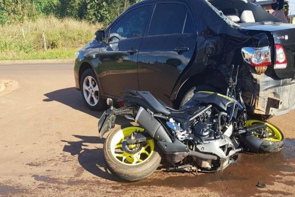 Condutor de moto esportiva fica ferido após bater na traseira de carro 