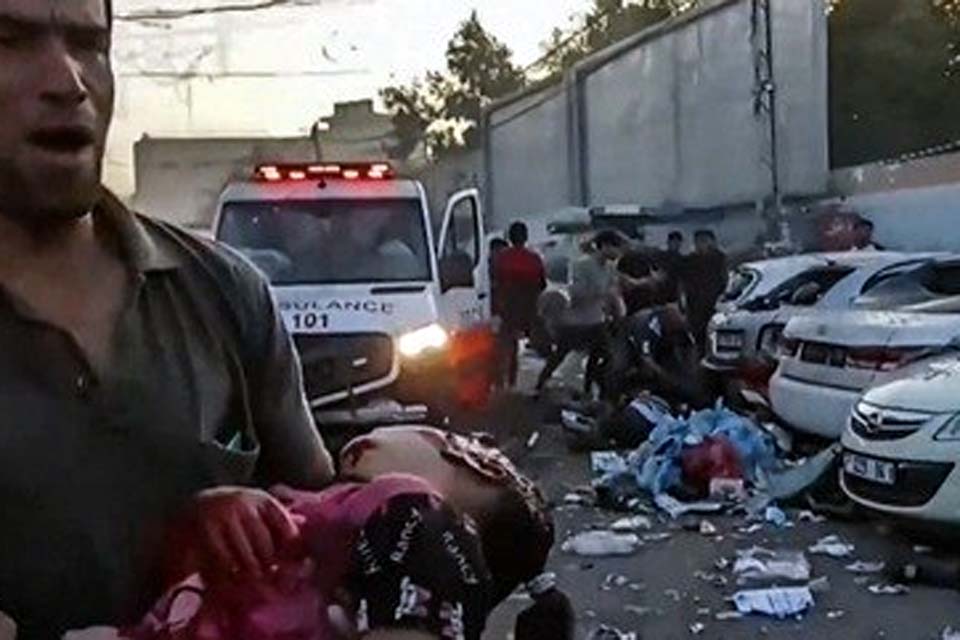 Israel bombardeia comboio de ambulâncias próximo ao maior hospital da Faixa de Gaza