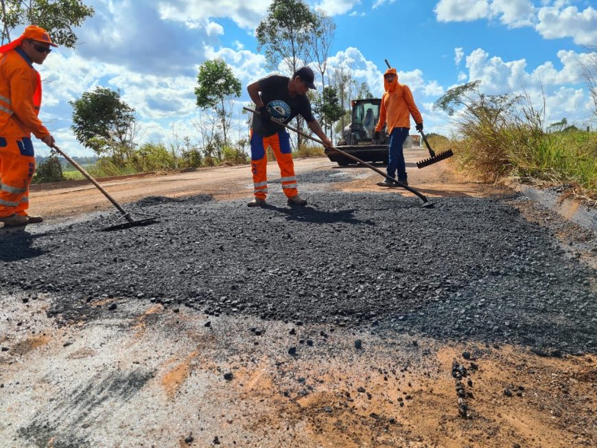 DER executa operação tapa-buracos na RO-489 entre a RO-010 e São Felipe do Oeste