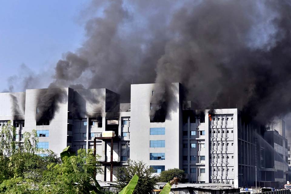  Incêndio na maior fábrica de vacinas do mundo mata 5 na Índia