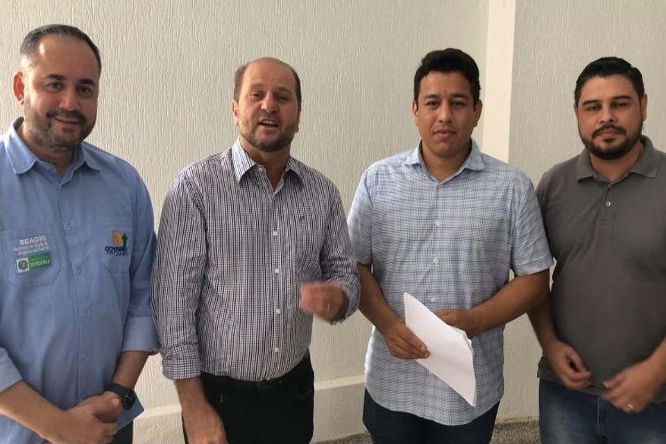 Deputado Cirone Deiró entregou ao prefeito Adailton Fúria depósitos bancários de novos recursos liberados