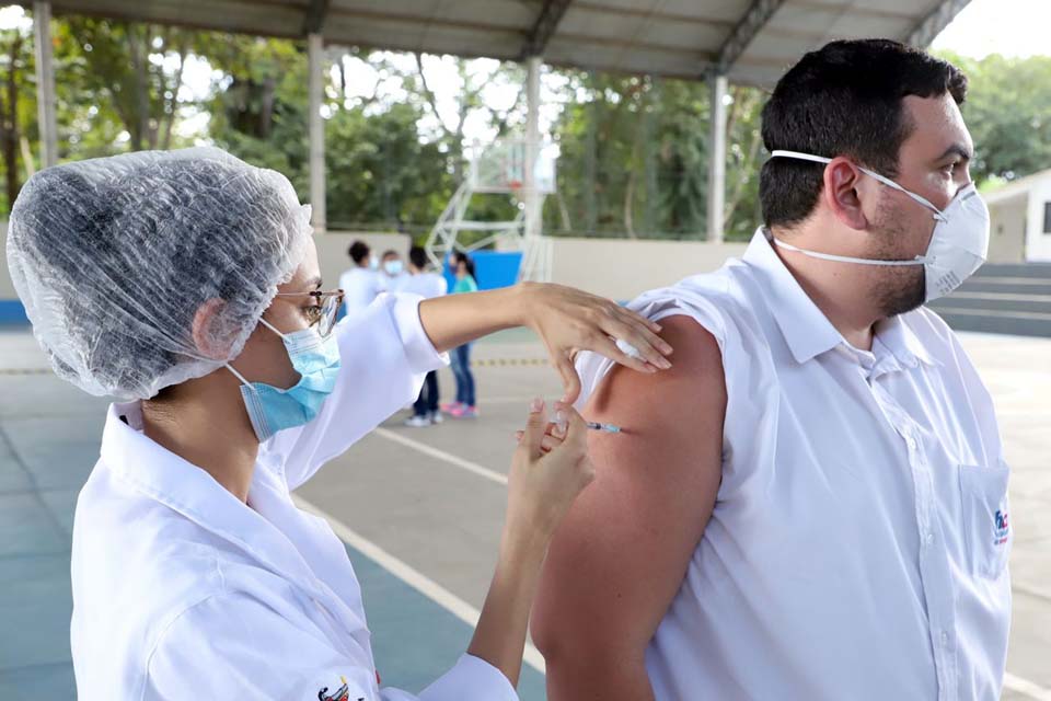 Dose de reforço para os profissionais da saúde começa neste sábado (25)