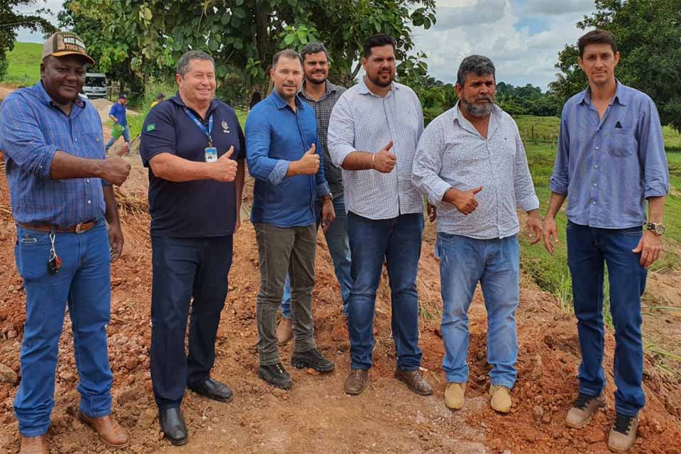 Atendendo Jean Oliveira DER instala tubos armco no Km 03 da Linha 188 Sul em Santa Luzia D’Oeste