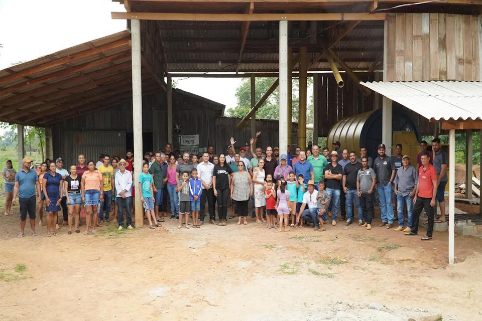 Deputado Cirone Deiró entrega equipamentos em Mirante da Serra